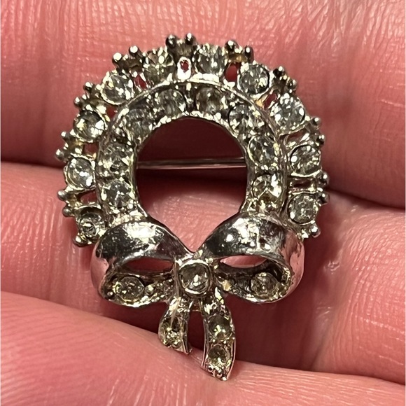 Beautiful CZ Silver Tone Wreath with Bow Brooch - Picture 8 of 8